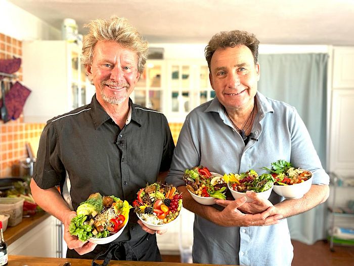 Neustart Ernährung – Basisch-Kochen-Kurs von Ralf Moll 25 Zwei Männer in Küche mit bunten Salattellern, basisches Koch-Video