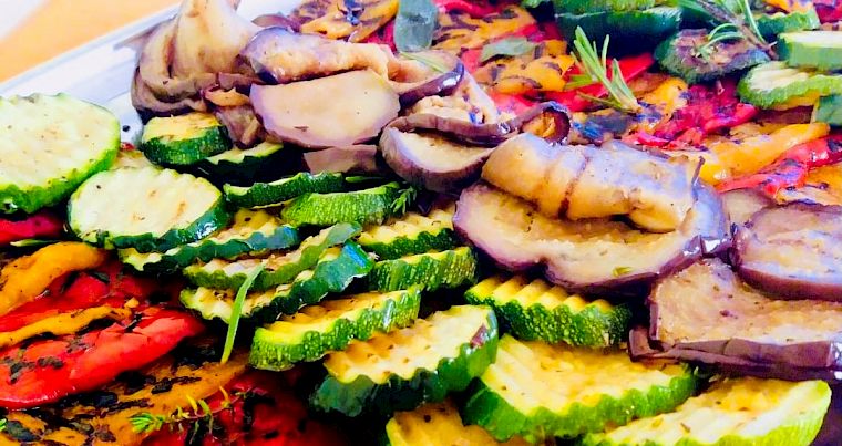 Neustart Ernährung – Basisch-Kochen-Kurs von Ralf Moll 28 Gegrilltes Gemüse und Pilze auf Tablett - Zucchini, Paprika, Pilze
