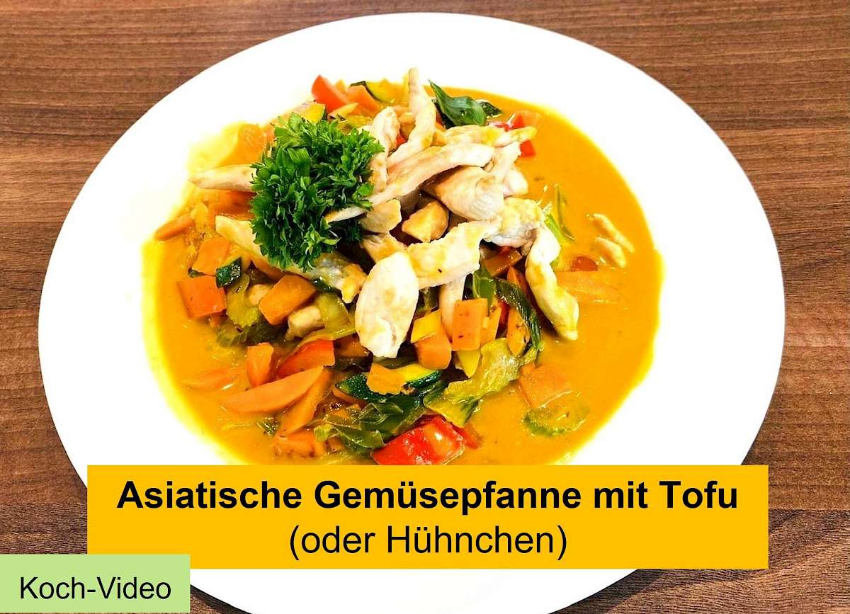 Neustart Ernährung – Basisch-Kochen-Kurs von Ralf Moll 18 Weißer Teller mit asiatischer Gemüsepfanne, Tofu und Soße auf Holzuntergrund