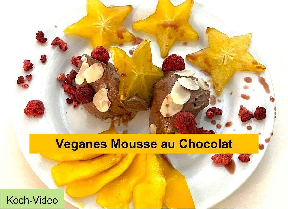 Neustart Ernährung – Basisch-Kochen-Kurs von Ralf Moll 19 Veganes Schokoladen-Mousse mit Himbeeren und Carambola-Scheiben auf weißem Teller