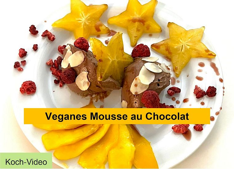 Neustart Ernährung – Basisch-Kochen-Kurs von Ralf Moll 10 Schokoladen-Mousse mit Früchten auf weißem Teller, Text über veganes Mousse au Chocolat