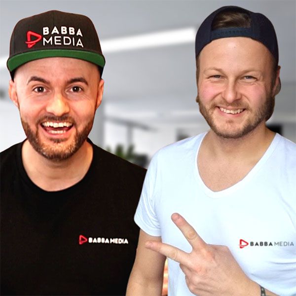 Porträt von Daniel Hauber und Stefan Beier, zwei Männer mit BABBA MEDIA Branding vor hellem Büro