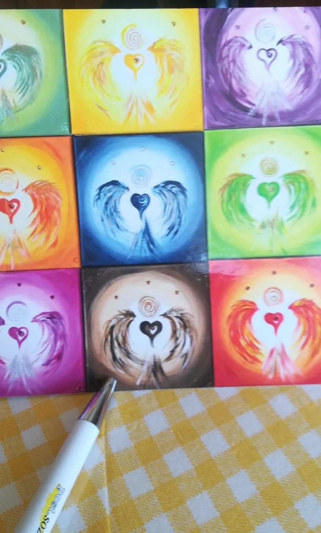 Kunstwerk-Collage mit neun bemalten Leinwänden, bunte Engel mit Herzen, Spiralen, Flügel, regenbogenfarbige Hintergründe