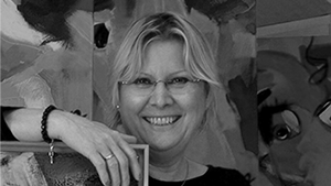 Porträt Annette Kunow lächelnd mit Brille, schwarz-weiß, kunstvolle Aufnahme