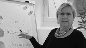 Annette Kunow zeigt auf Whiteboard-Notizen, Angebot für Start-Ups im Newbie Quickstart Kurs