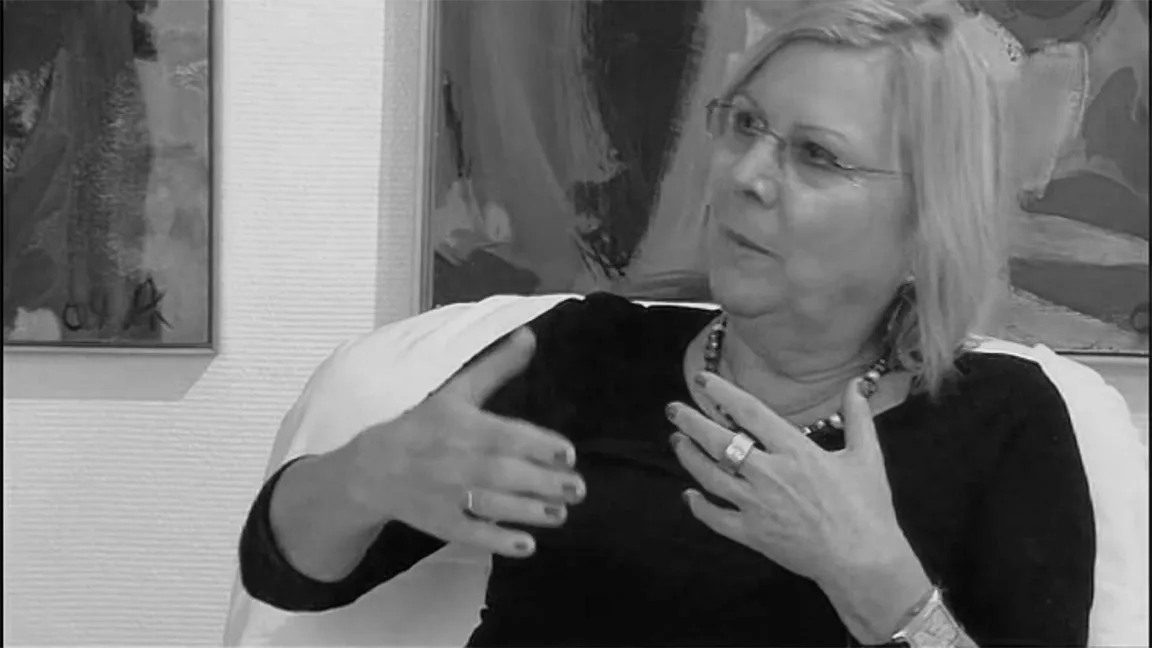 Annette Kunow in Nahaufnahme spricht vor Whiteboard und erklärt Inhalte des Newbie Quickstart Kurses