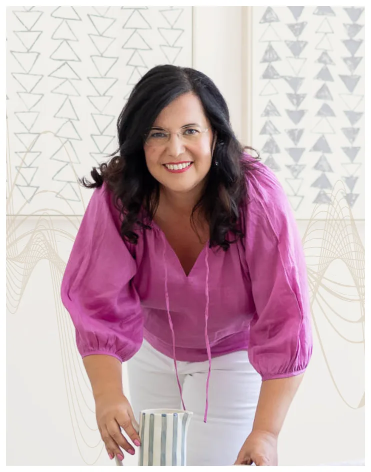 Maria Husch in magenta Bluse vor geometrischen Mustern, Portrait