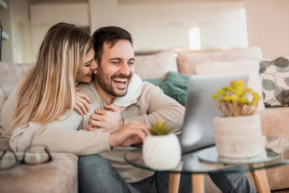 Paar entspannt zusammen auf Sofa, Beziehungsglück und Harmonie