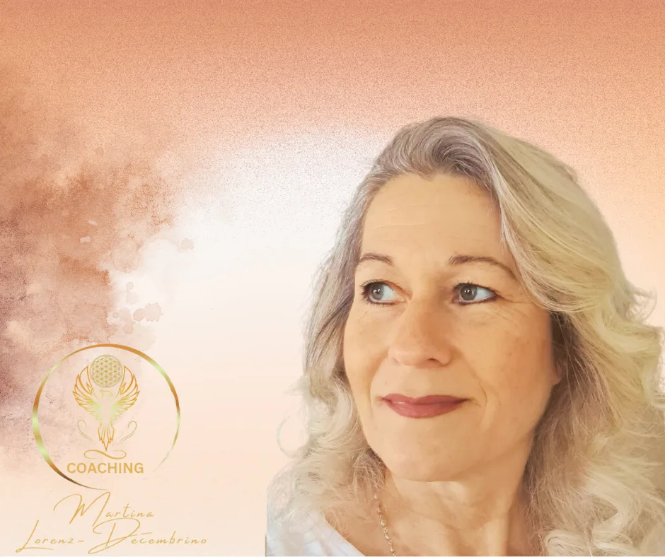 Martina Lorenzi-Dacembrino, Coaching-Portrait mit goldenem Logo und Schriftzug