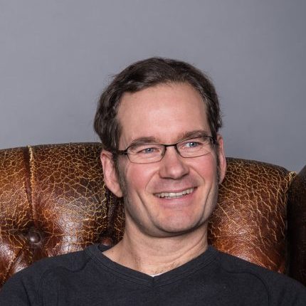 Porträt von Florian Schoel, Gründer von Conversion.Consulting, mit Brille