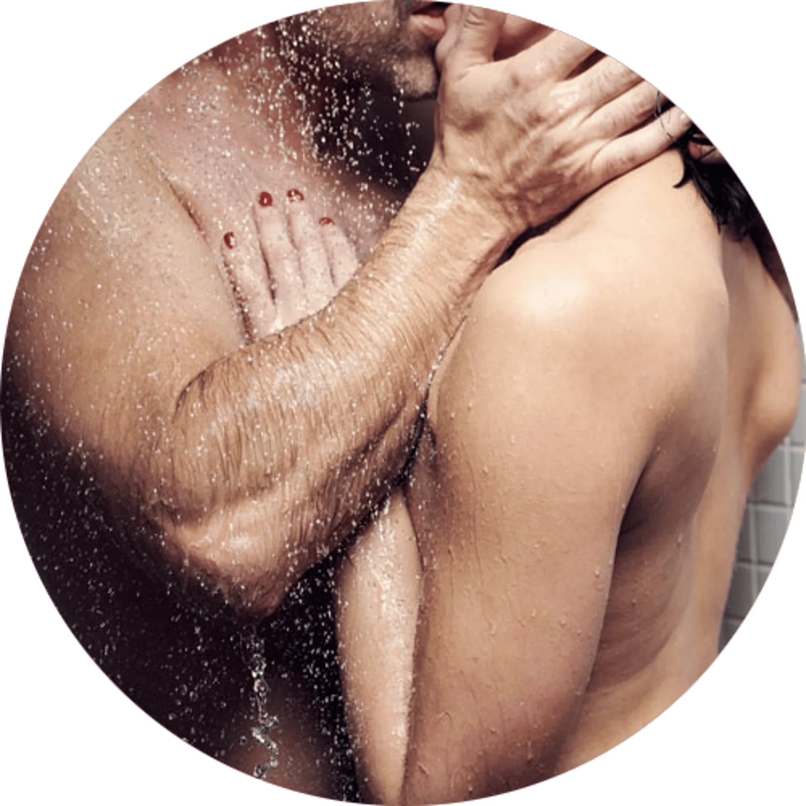 O-Mastery – Videokurs zu Lust und Nähe von Jenny Kühne 4 Paar unter Dusche, Mann küsst Frau zärtlich, Wasser und Nähe