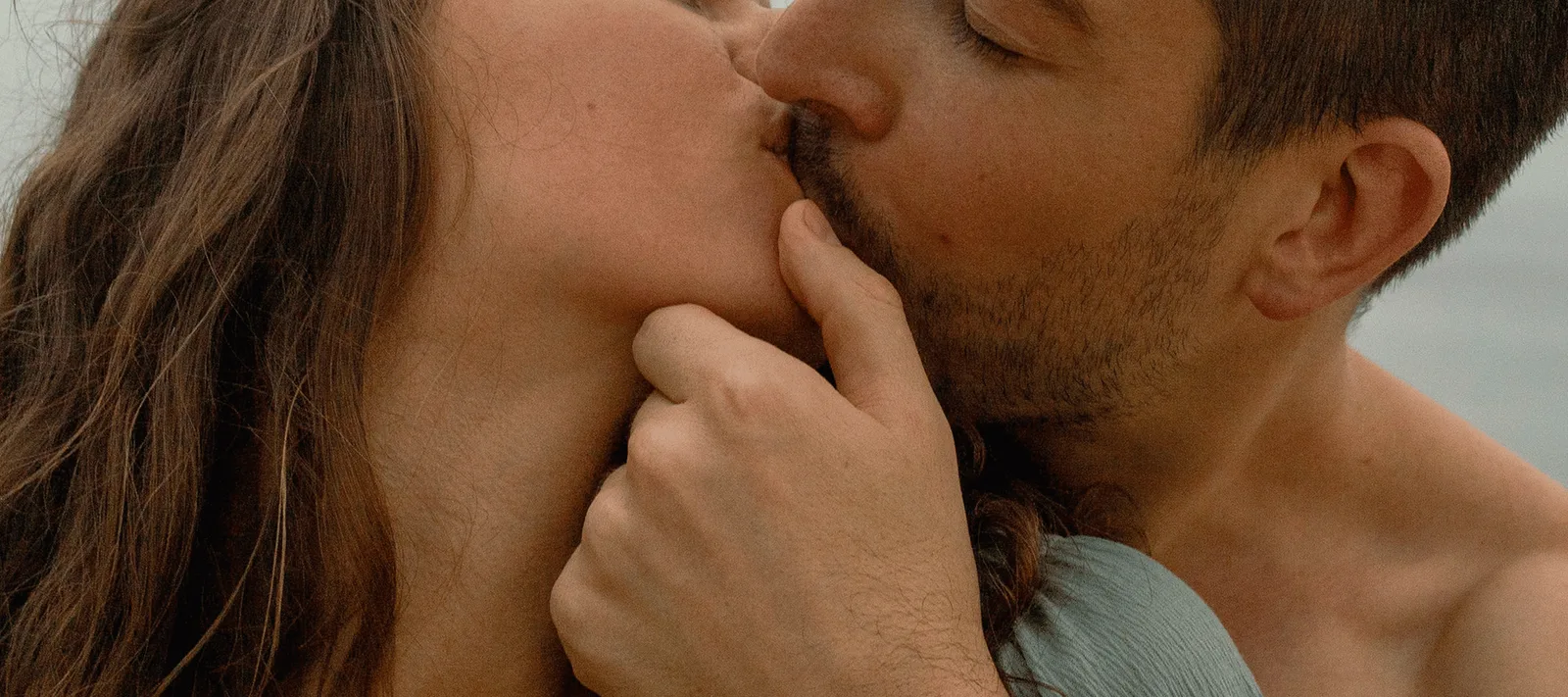 O-Mastery – Videokurs zu Lust und Nähe von Jenny Kühne 3 Paar küsst sich innig, hautnah, Zärtlichkeit und Leidenschaft