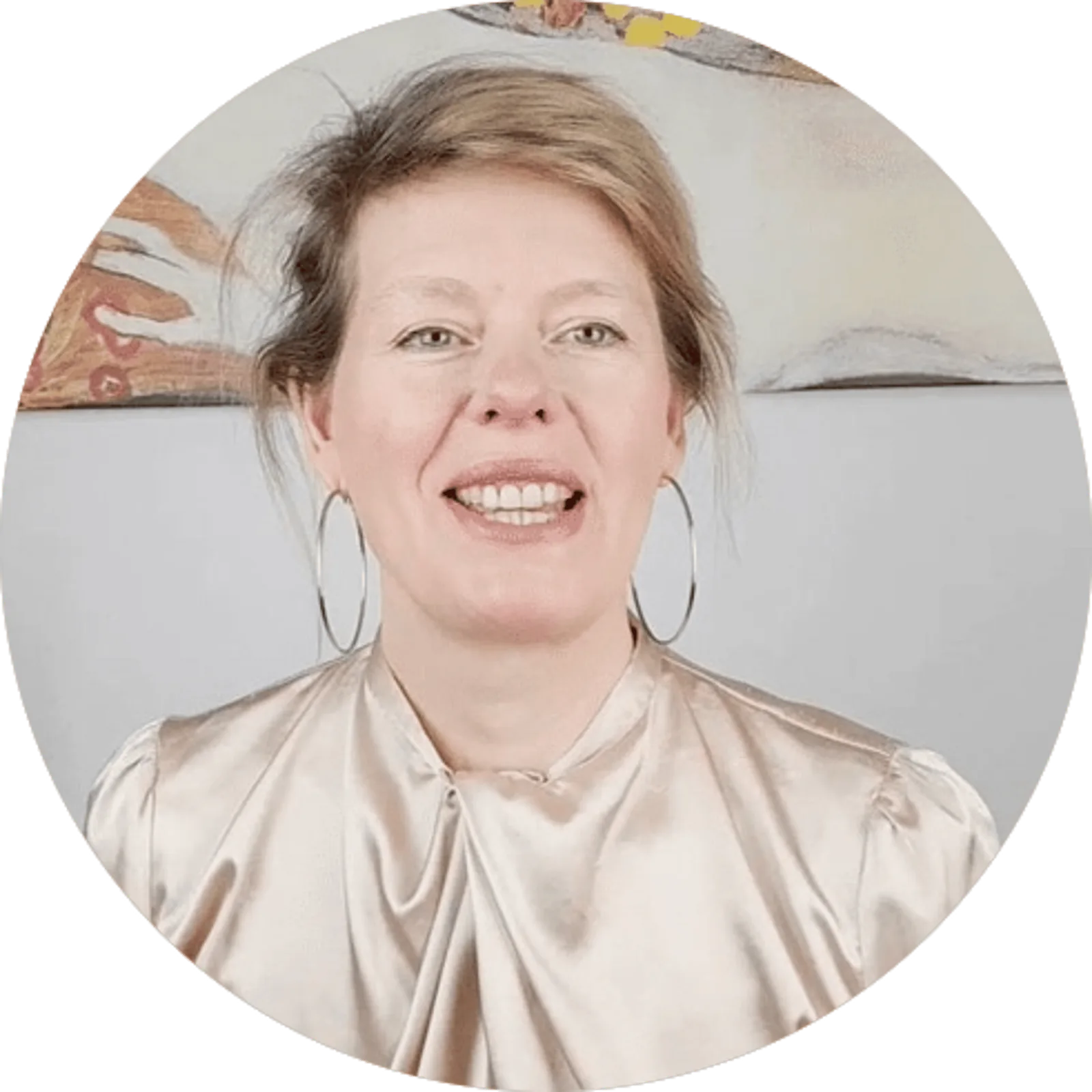 O-Mastery – Videokurs zu Lust und Nähe von Jenny Kühne 1 Portrait Jenny Kühne, lächelnd, beige Bluse, direkt zur Kamera blickend