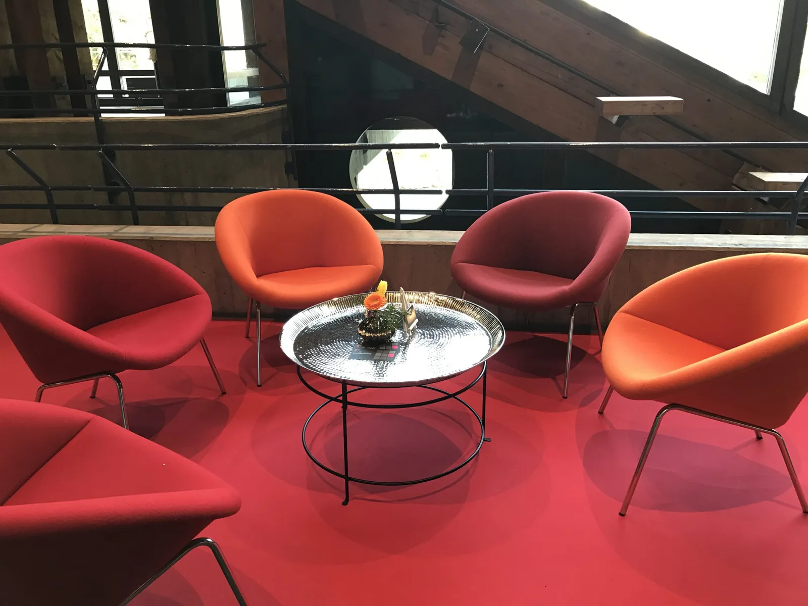 Offene Online-Supervisionsgruppe Oktober 2026 von Sonja Mannhardt 4 Moderne Lounge mit vier farbigen Sesseln in Rot und Orange, weißem Tisch
