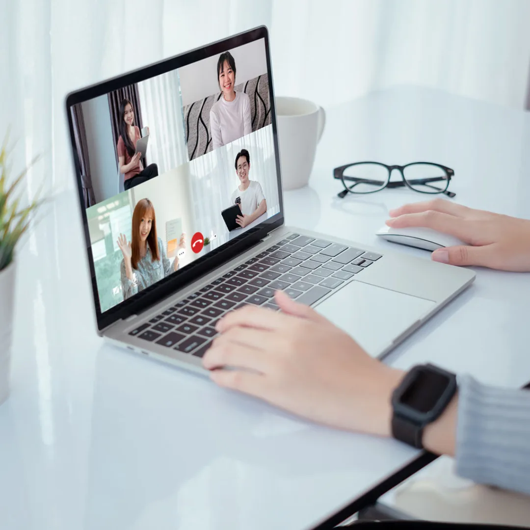 Offene Online-Supervisionsgruppe Oktober 2026 von Sonja Mannhardt 1 Videokonferenz mit vier Teilnehmern auf Laptop-Bildschirm, Online-Supervision