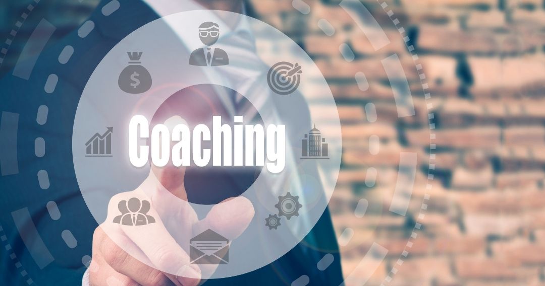 Hero-Banner mit Coaching-Thema, Hand berührt digitale Schaltfläche mit Geschäftssymbolen