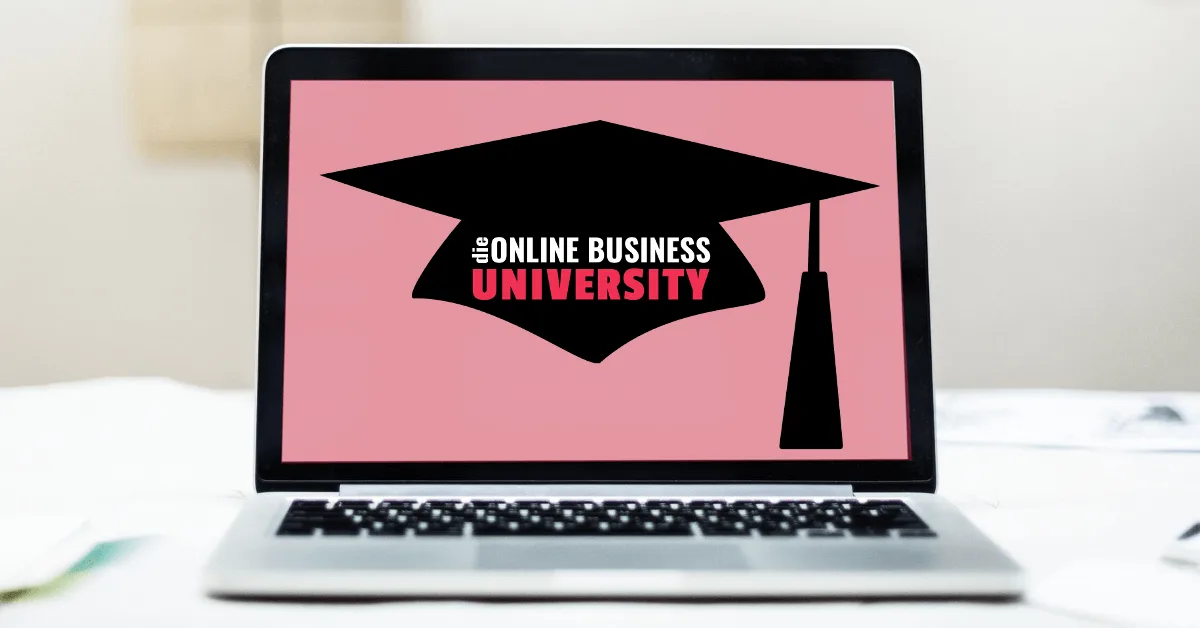 Laptop-Mockup mit Online Business University Logo auf rosa Hintergrund, schwarze Abitur-Kappe mit weißem und rotem Text