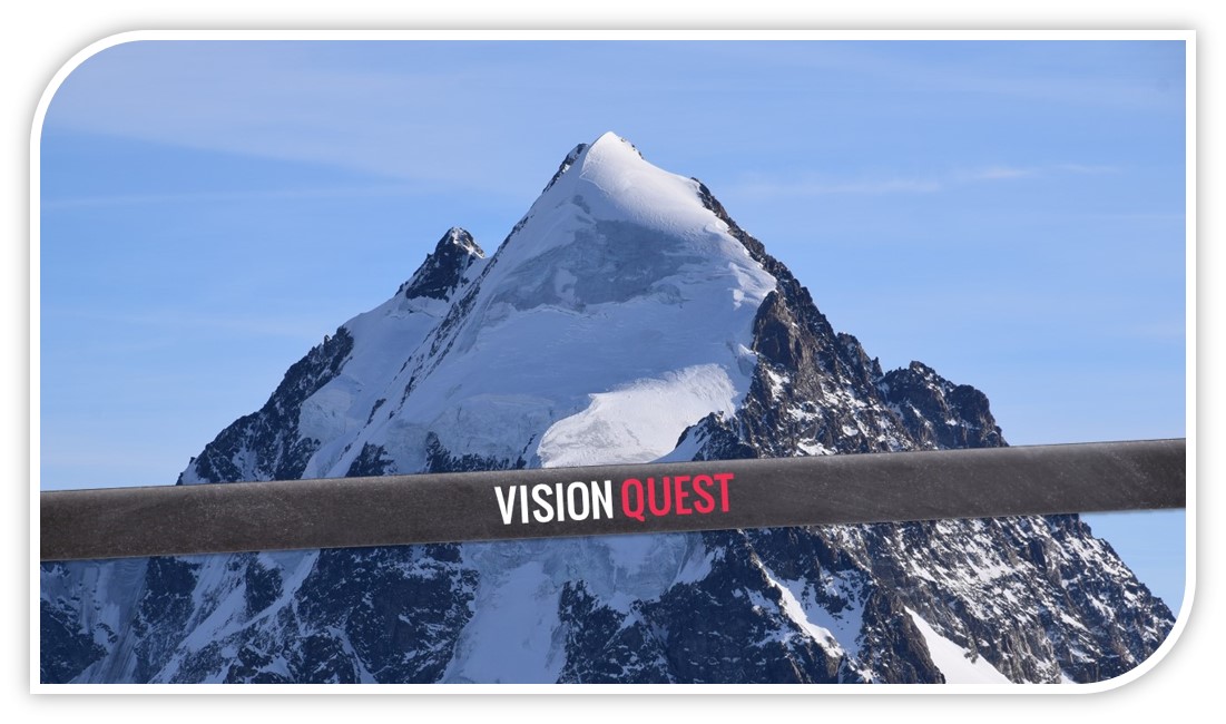 Schneebedeckter Berg vor blauem Himmel mit Text-Banner: Vision Quest