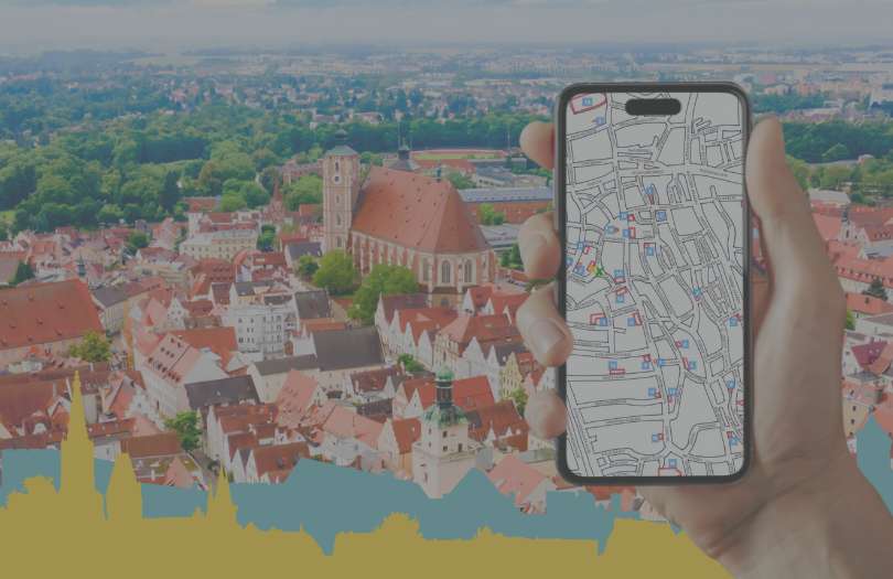 Luftaufnahme Stadt mit Smartphone-Kartendarstellung in Hand