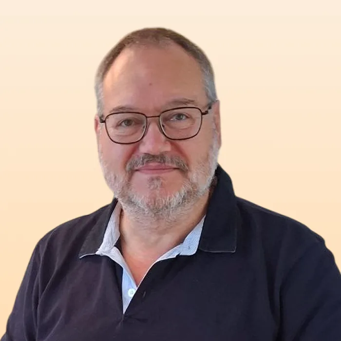 Porträt von Sandor Forgacs, Mann mit Brille, grauem Haar und Bart