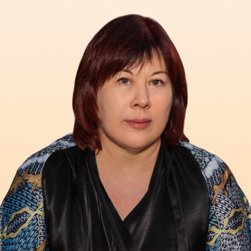 Porträt von Gulnara Saitova, Frau mit braunem Haar und schwarzem Oberteil