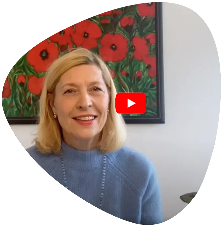 Online Seminar Elohim – Live-Webinar zur Spiritualität 6 Frau in blauem Pullover lächelt mit Play-Button und roten Blumen im Hintergrund