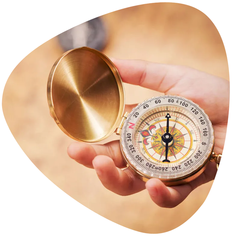Online Seminar Elohim – Live-Webinar zur Spiritualität 8 Hand hält goldenen Kompass mit buntem Windrose-Design
