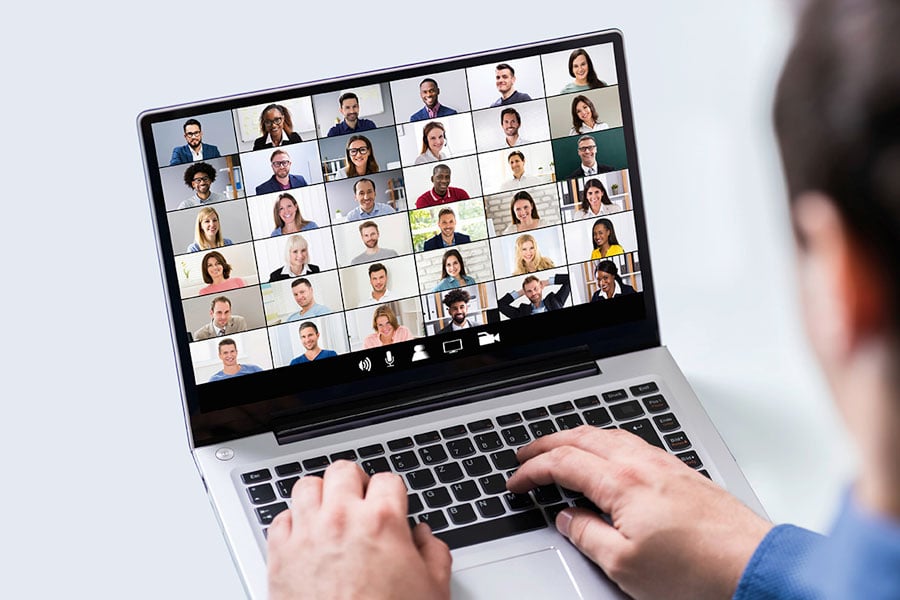 Themen-Check – Coaching zur Kursthemenwahl von Michael Smetana 13 Laptop mit Video-Konferenz-Grid von etwa 40 Personen, Hände bedienen Tastatur