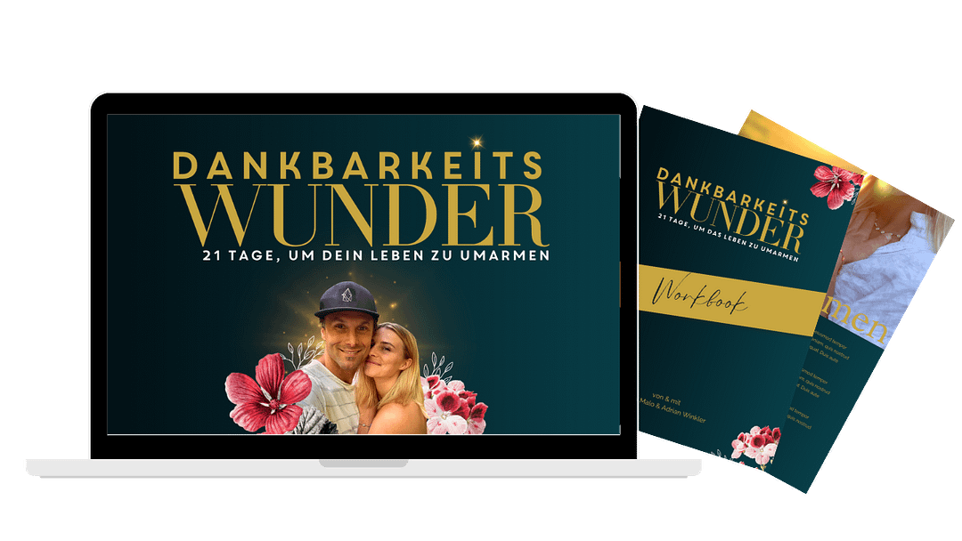 Dankbarkeits Wunder 21 Tage Programm Mockup auf Laptop und Workbook mit Paar und Blumendekoration