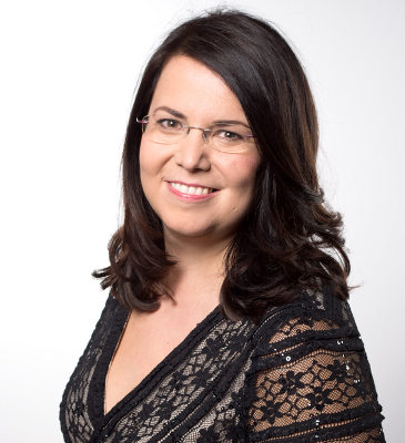 Ordnung im Alltag Workshop – Videokurs fürs Aufräumen zuhause 10 Maria Husch Portrait mit schwarzer Spitzenblusse, Brille, lächelnd vor hellem Hintergrund