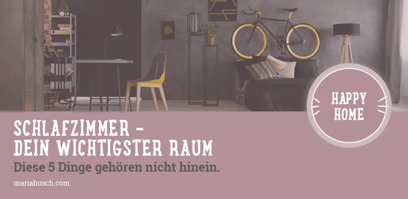 Schlafzimmer mit Schreibtisch und Fitnessgeräten, die nicht hineingehören