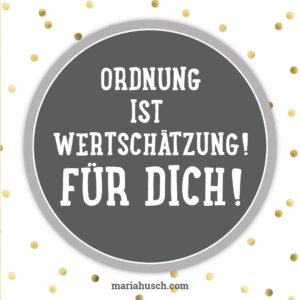 Motivations-Grafik in grauem Kreis mit weißem Text und goldenen Punkten