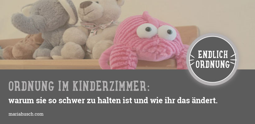 Kurstitel-Banner mit Plüschtieren und aufgeräumtem Kinderzimmer