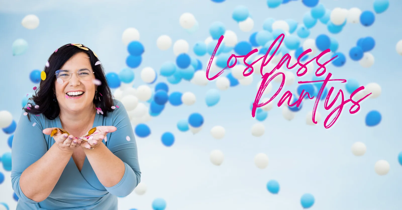 Frau in hellblauem Shirt mit Konfetti vor Ballonhintergrund, Neonschrift-Text
