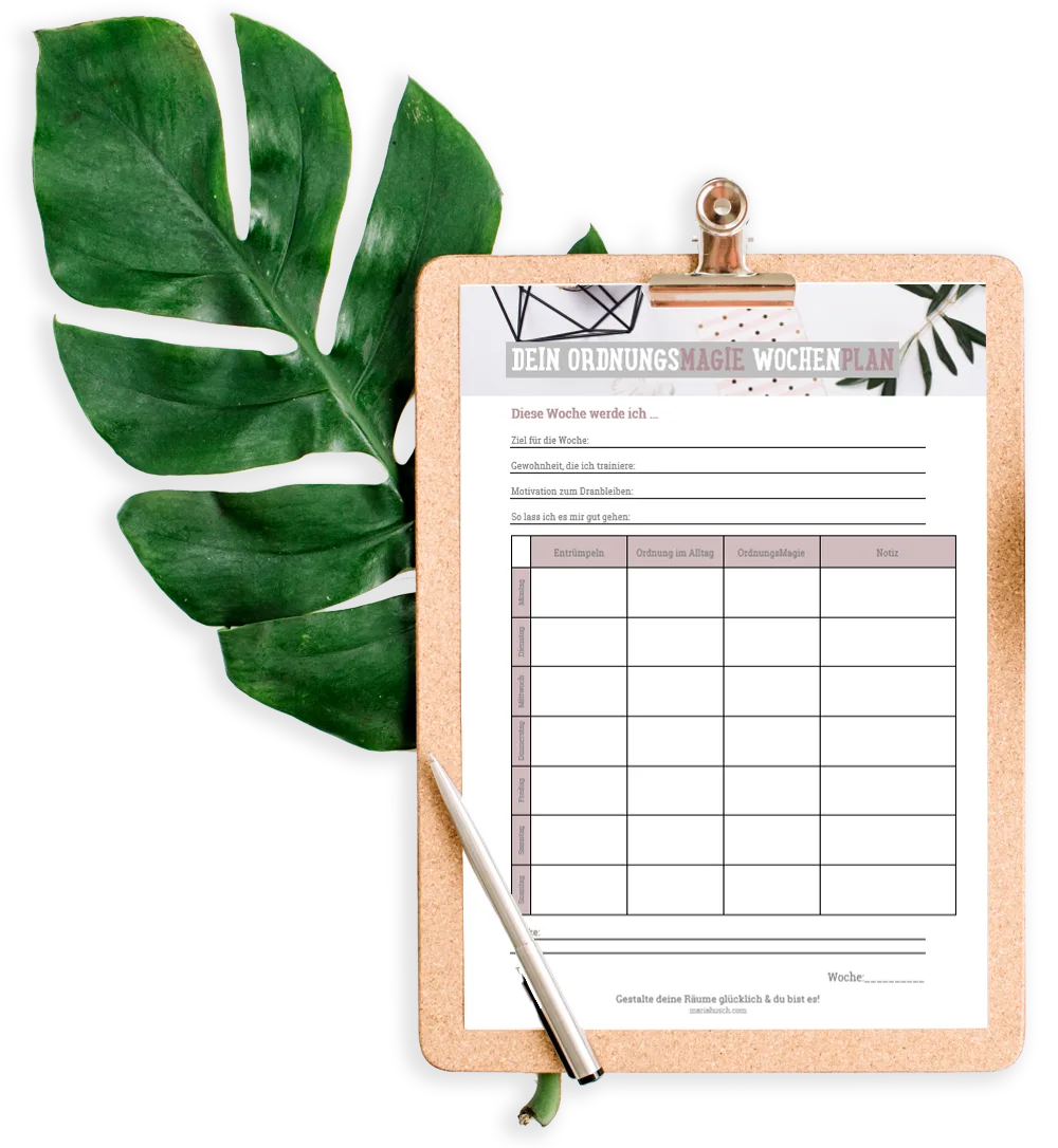 Produktabbildung: Wochenplan-Vorlage OrdnungsMagie zum Ausdrucken auf Clipboard mit Stift und Blatt
