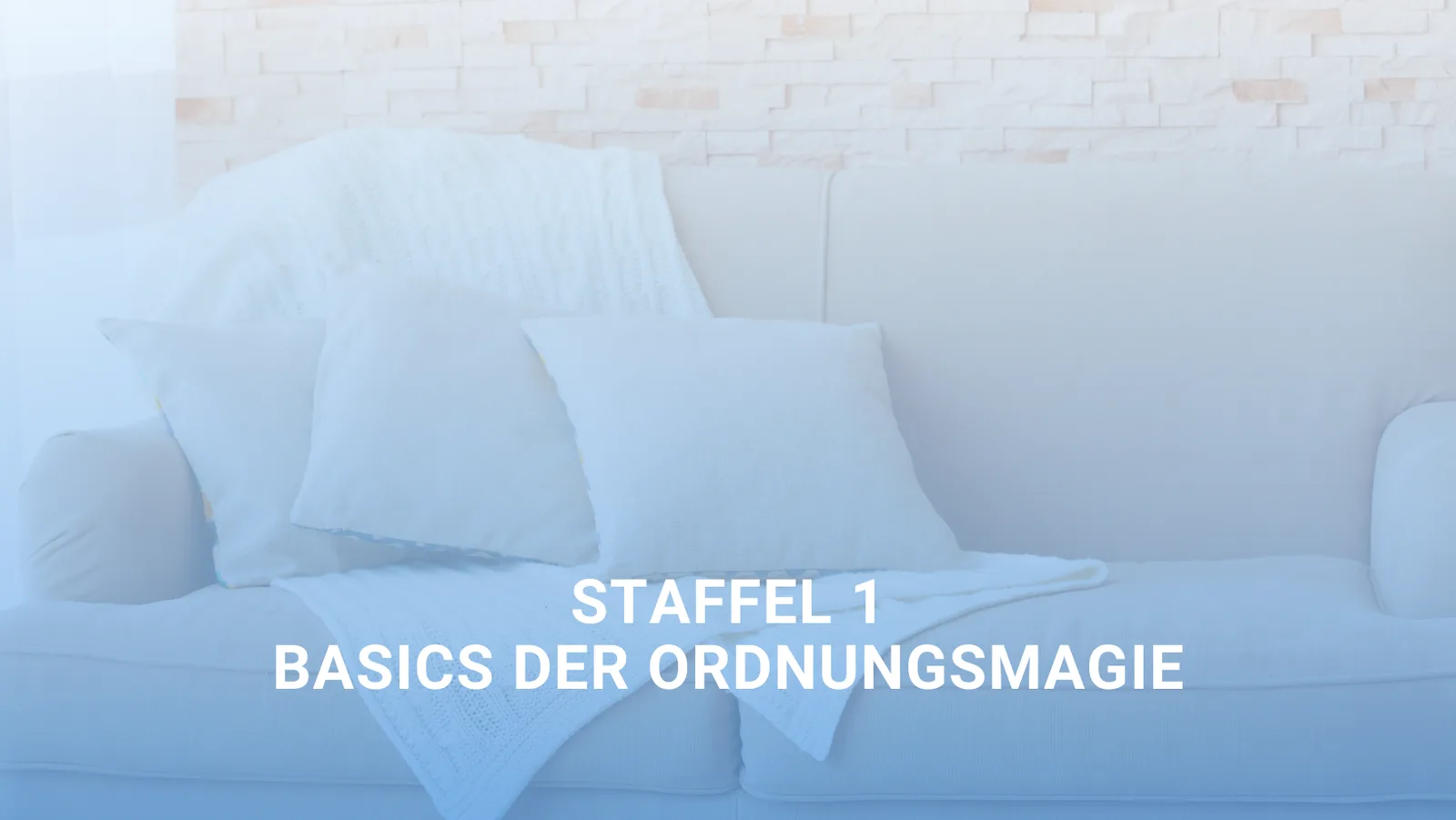 Videostandbild: Staffel 1 Basics der Ordnungsmagie mit weißer Bettwäsche auf Bett im Hintergrund