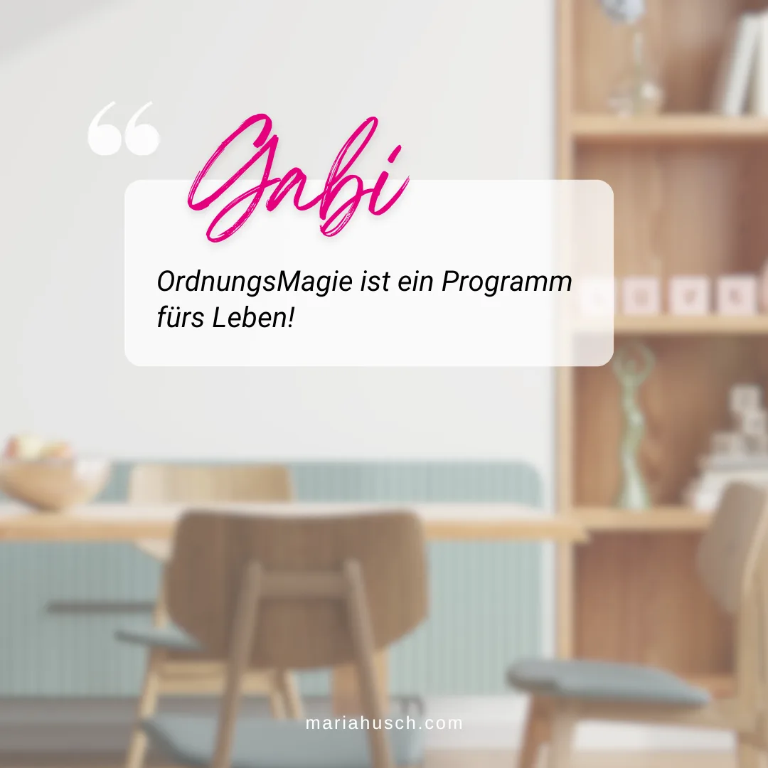 Testimonial-Grafik mit Zitat von Gibi auf verschwommenem Wohnzimmer-Hintergrund mit weißem Textfeld