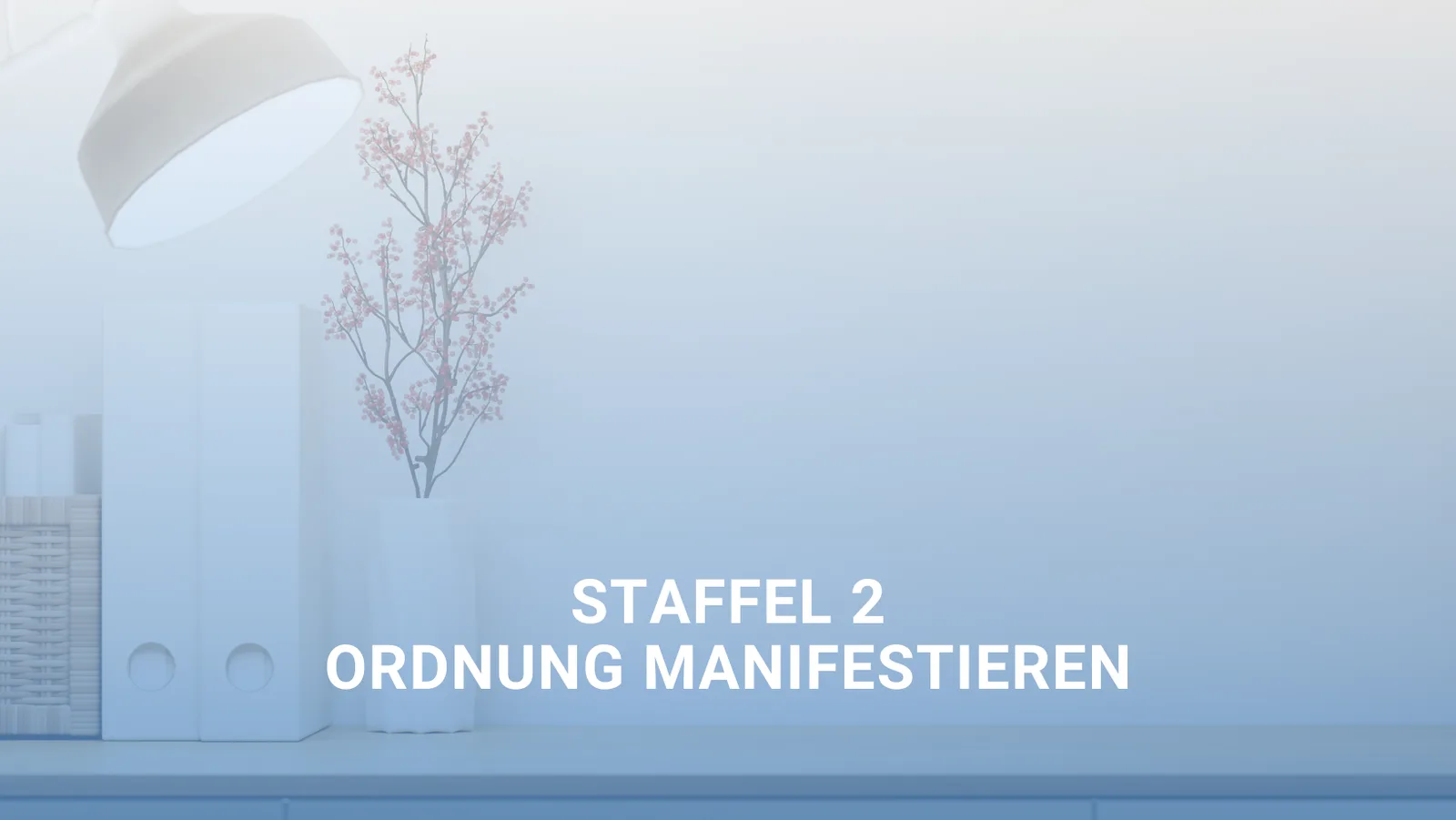 OrdnungsMagie Kurs Modul 2 Banner mit minimalistischer Inneneinrichtung und Blumendekoration