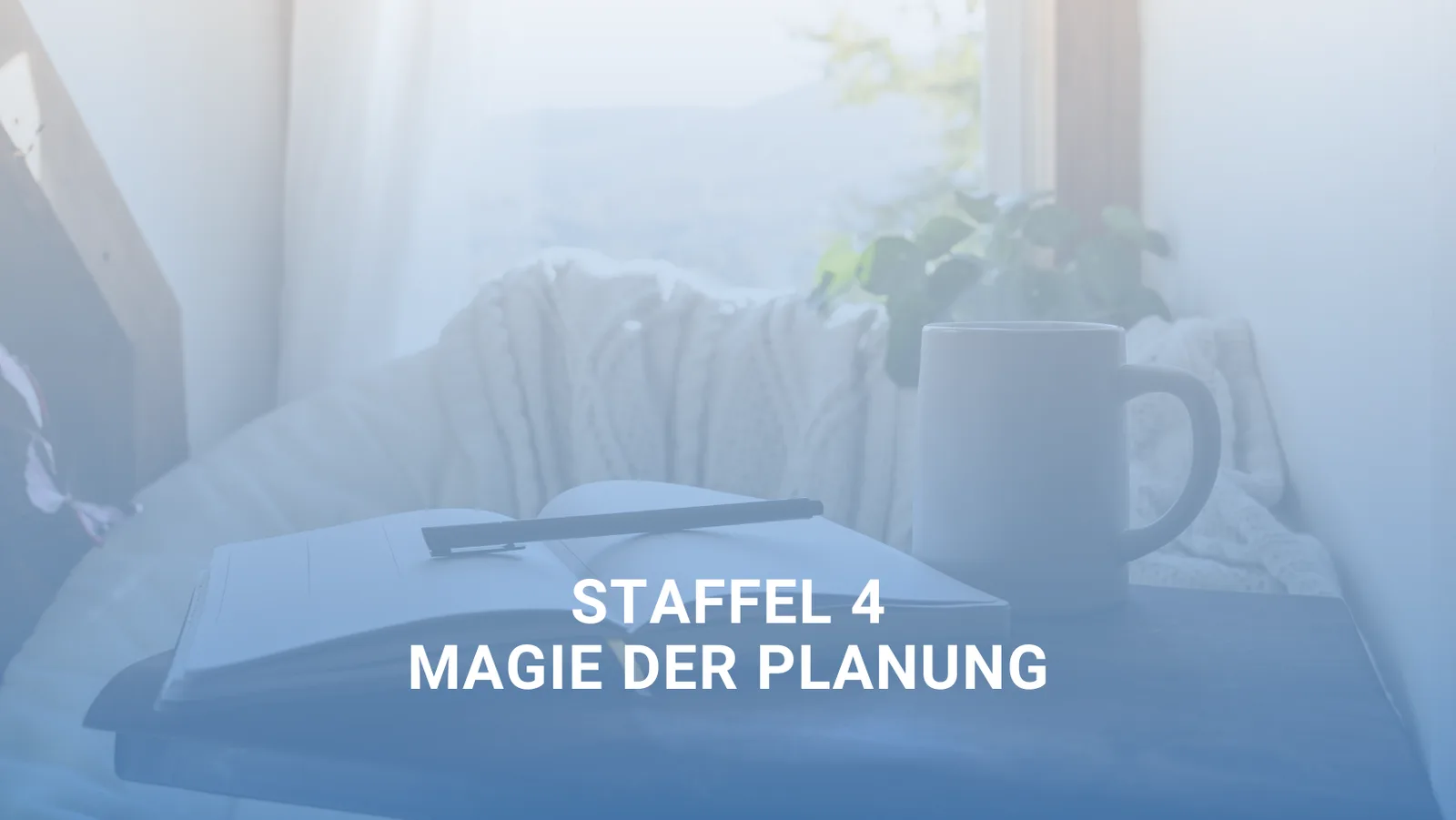 OrdnungsMagie Kurs Modul 4 Banner mit Notizbuch, Stift und Kaffeetasse am Fenster