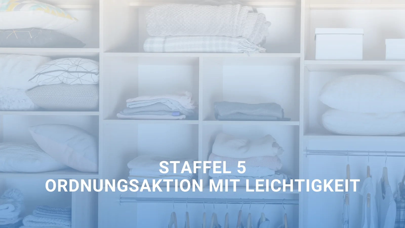 OrdnungsMagie Kurs Modul 5 Banner mit Regalen voller Textilien und Ordnungsboxen