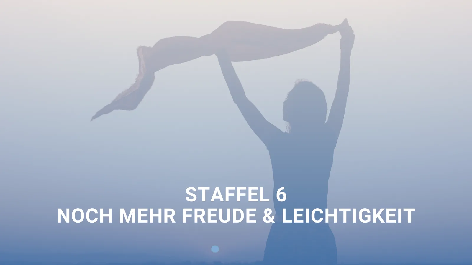 OrdnungsMagie Kurs Modul 6 Banner mit Frau vor Himmel, Tuch haltend