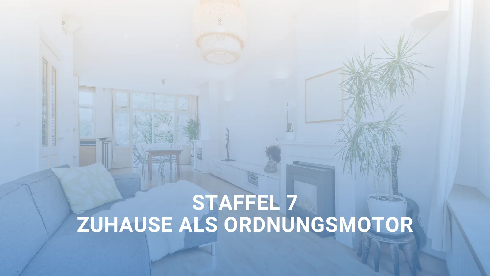 OrdnungsMagie Kurs Modul 7 Banner mit hellem Wohnzimmer, Sofa, Pflanzen, Fenster