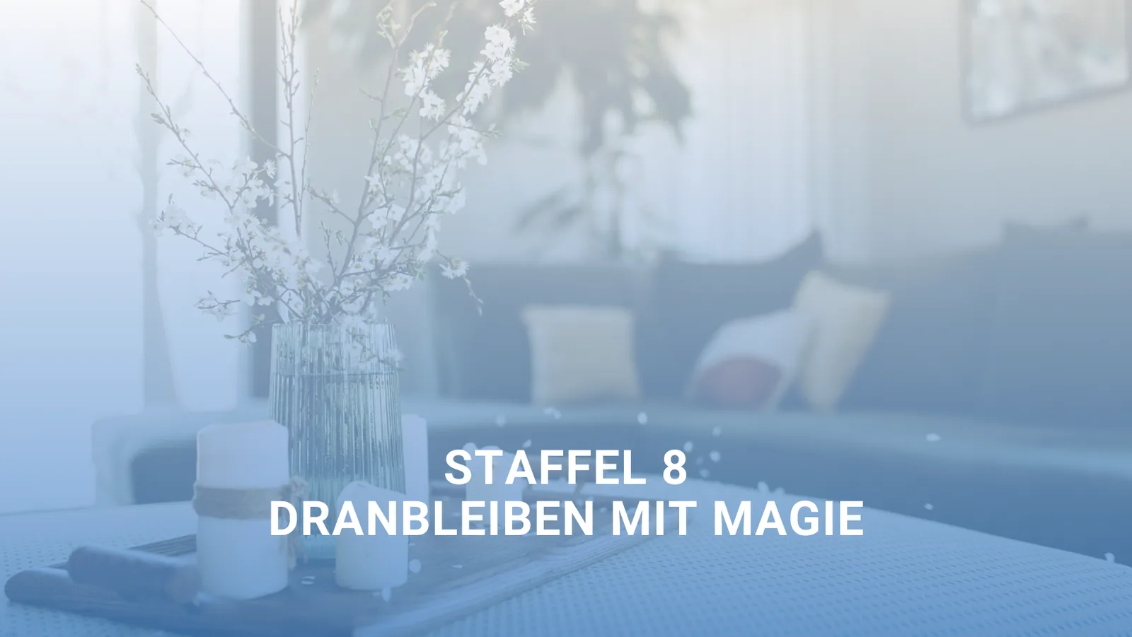 OrdnungsMagie Kurs Modul 8 Banner mit Blumenvase, Boxen und Deko auf Tablett