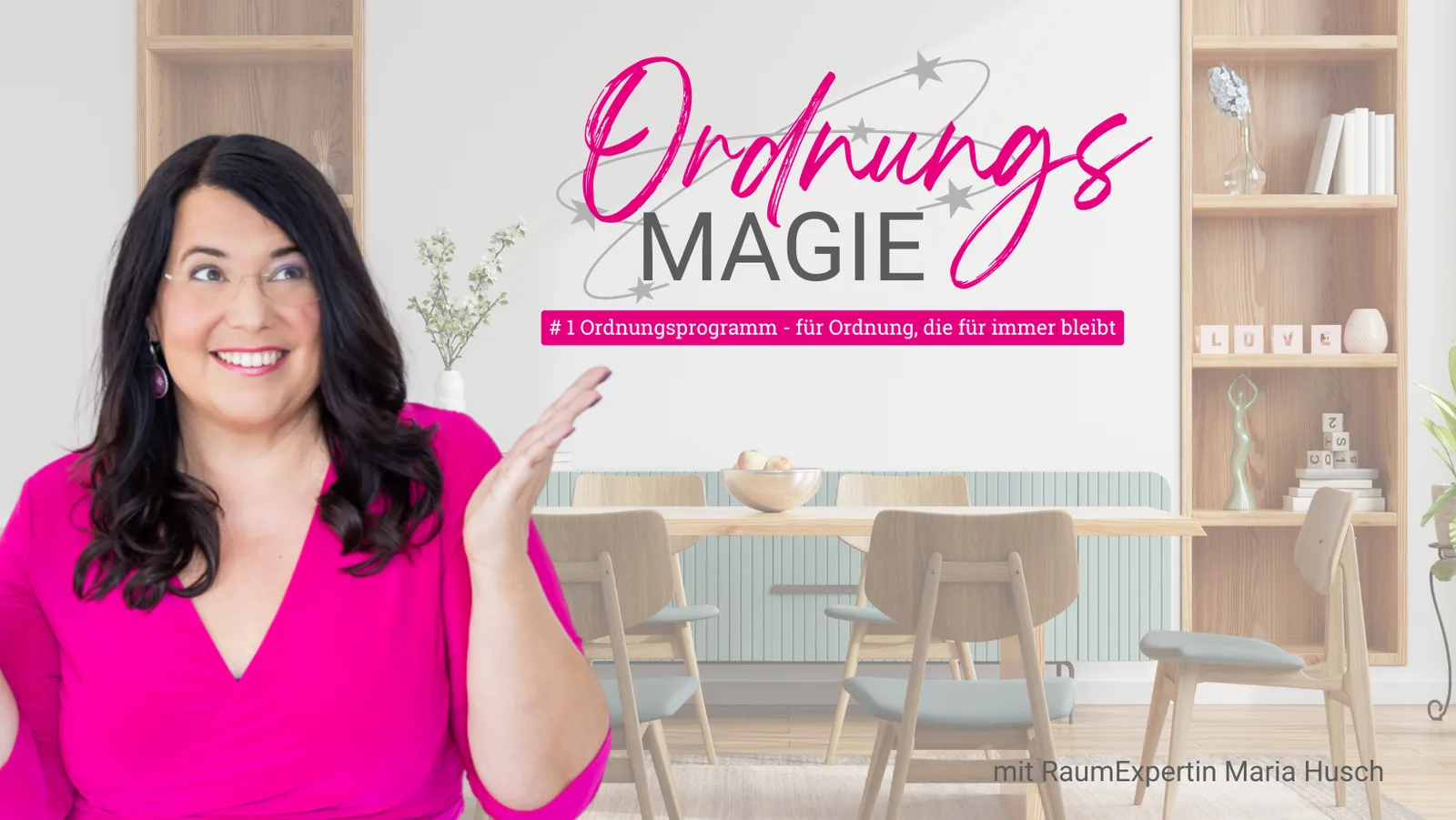 Hero-Banner OrdnungsMagie mit Maria Husch in pinkfarbenem Blazer vor Wohnzimmer-Setting mit Regal