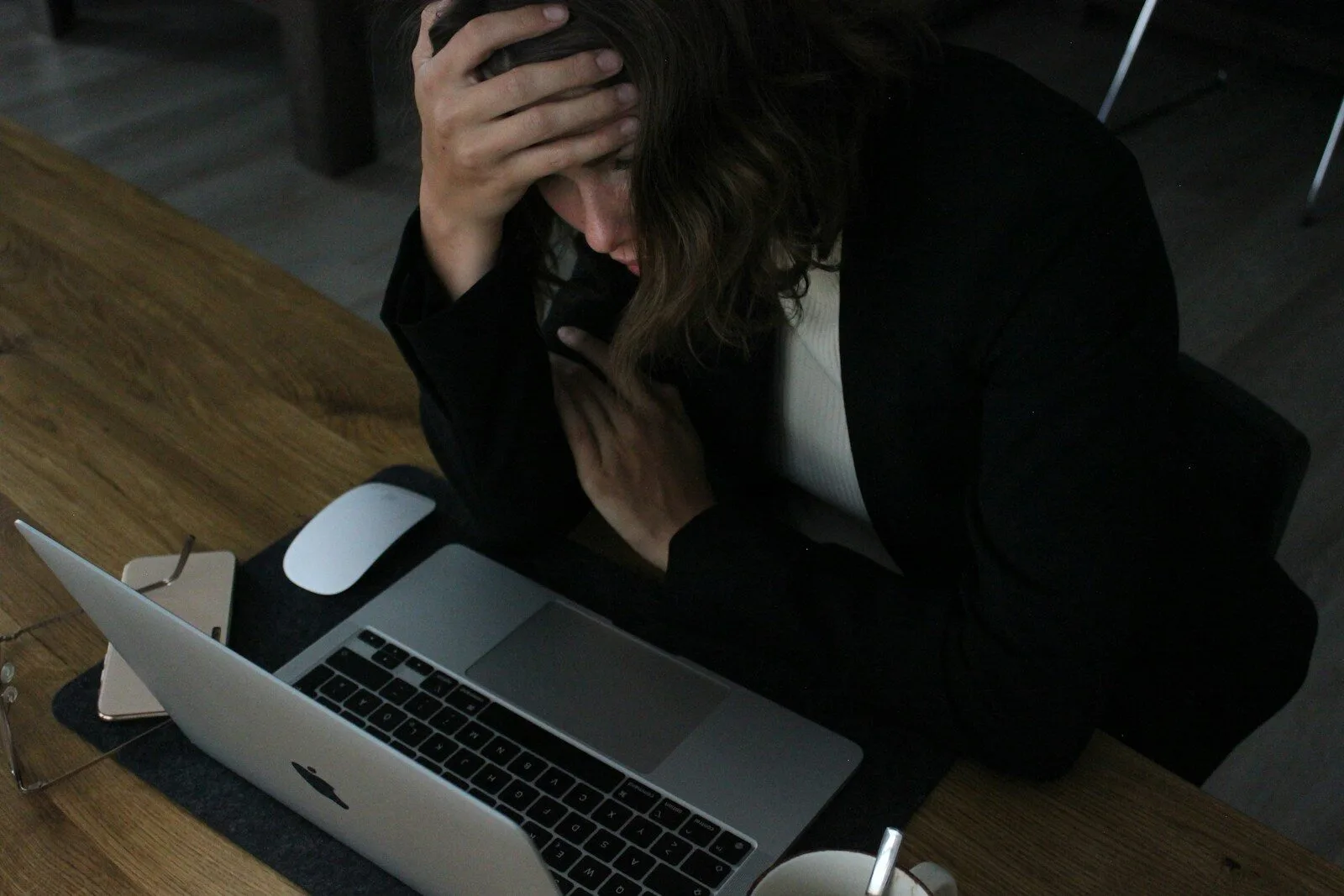 OTP Premium Mitgliedschaft – Trading-Kurs mit Journalvorlage 6 Frau mit gestresster Geste vor Laptop sitzt am Schreibtisch