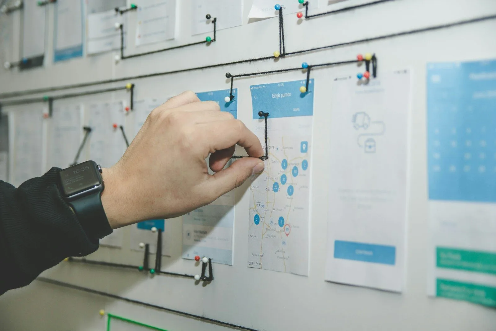 OTP Premium Mitgliedschaft – Trading-Kurs mit Journalvorlage 2 Hand organisiert Notizen und Planannotationen an einer Wandtafel