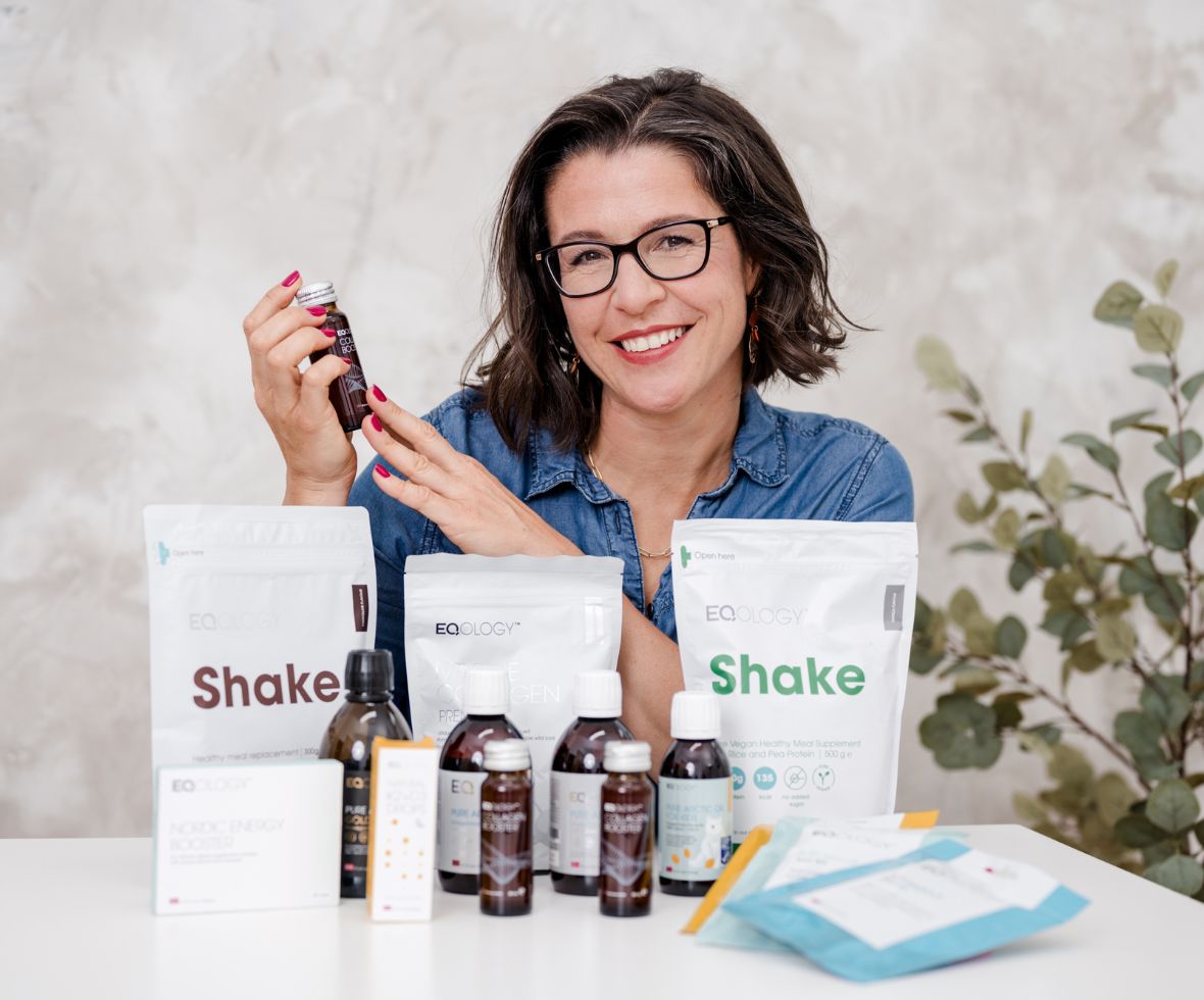 OTRANG – Trainer-Onlinekurs Rückbildung von Dr. Iris Floimayr-Dichtl 22 Dr. Iris Floimayr-Dichtl mit EQOLOGY Shake-Produkten, Supplements und Flaschen
