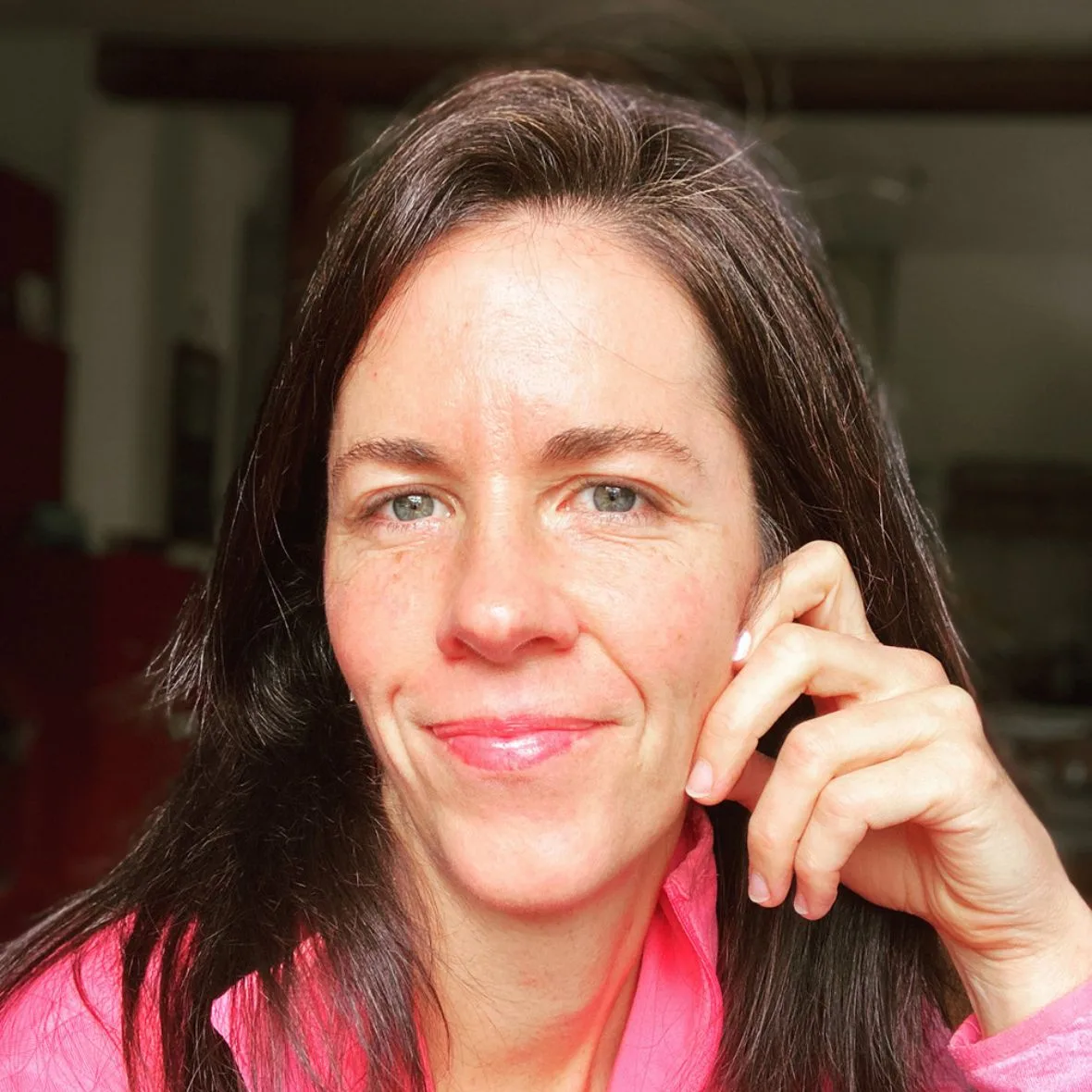 OTRANG – Trainer-Onlinekurs Rückbildung von Dr. Iris Floimayr-Dichtl 24 Portrait einer Frau mit dunklen Haaren in rosa Jacke, innen