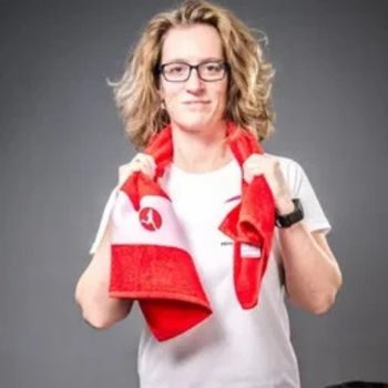 OTRANG – Trainer-Onlinekurs Rückbildung von Dr. Iris Floimayr-Dichtl 12 Porträt einer Frau mit Sportausrüstung vor grauem Hintergrund