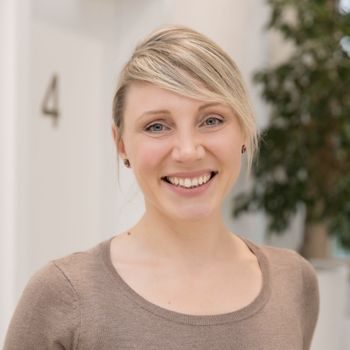 OTRANG – Trainer-Onlinekurs Rückbildung von Dr. Iris Floimayr-Dichtl 13 Portrait einer lächelnden blonden Frau in beigem Shirt